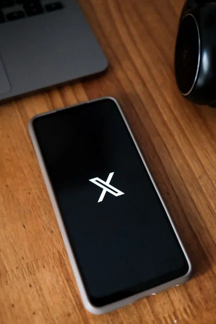journey-01 Smartphone showing communication icons for call, email, and messaging on screen.